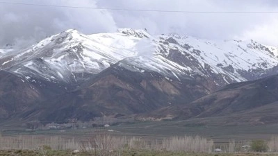 Van'ın y&uuml;ksek kesimlerinde kar etkili oldu