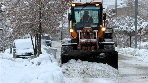 Van ve Hakkari'de kar nedeniyle 172 yerleşim yerine ulaşım sağlanamıyor