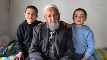 Van'da 85 yaşında ikizleri olan baba, vaktini 3. sınıfa giden çocuklarıyla geçiriyor