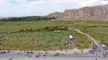 Van'da çocuklar uçurtmalarıyla gökyüzünü renklendirdi