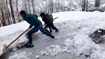 Van'da etkili olan kar, kırsal mahallelerde hayatı zorlaştırıyor