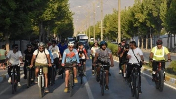 Van'da gönüllüler "arabadan inin bisiklete binin" sloganıyla pedal çevirdi