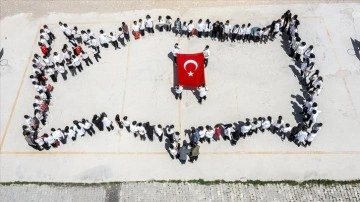 Van'da öğrenci ve öğretmenler Türk bayraklarıyla kortej yürüyüşü yaptı