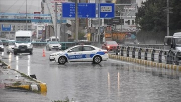 Van'da sağanak nedeniyle bazı ev ve iş yerlerini su bastı