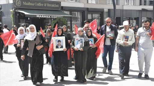 Vanlı aileler DEM Parti binası önündeki "evlat nöbeti"ni sürdürdü