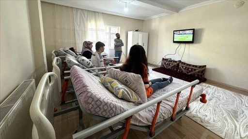 Vanlı annenin fedakarlığı engelli 3 çocuğunu hayata bağlıyor