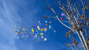 Vanlı çocuklar, hayatını kaybeden Filistinli akranları için gökyüzüne balon bıraktı