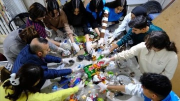 Vanlı gençler "çöpten sanata" çalışmasıyla geri dönüşüme dikkati çekiyor
