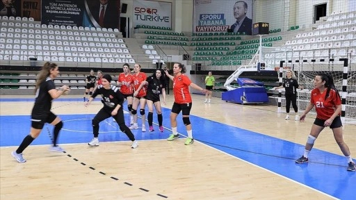 Veteran kadın hentbolcular, hemcinslerine örnek olmak için sahada ter döküyor