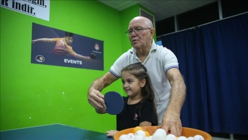 Veteran masa tenis&ccedil;i Mehmet Kasapoğlu, 50 yıllık deneyimini &ccedil;ocuklara aktarıyor