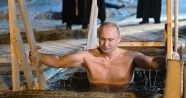 Vladimir Putin buz gibi suya girdi
