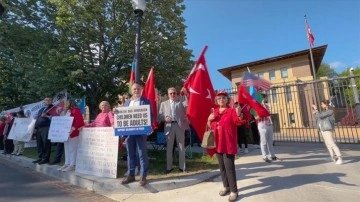 Washington’da Türkler, Türk misyonu önünde eylem yapan Ermeni grupları protesto etti