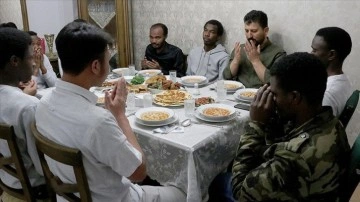 Yabancı öğrenciler davet edildikleri evlerde iftar sofrasında aile sıcaklığını yaşıyor