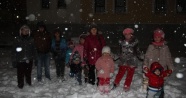 Kar yağdı çocuklar akşamüstü parklara akın etti