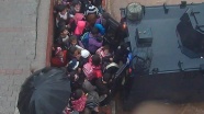 Yağmura yakalanan öğrencileri zırhlı taşıdı