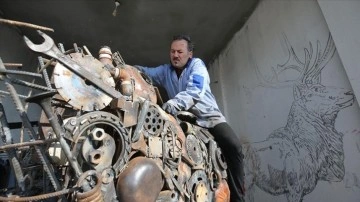 Yaklaşık 1 ton metal atıkla dev geyik heykeli yaptı
