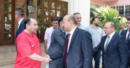 Yalçın Akdoğan Cumhurbaşkanı Erdoğan'a saldırı girişiminin yaşandığı oteli ziyaret etti