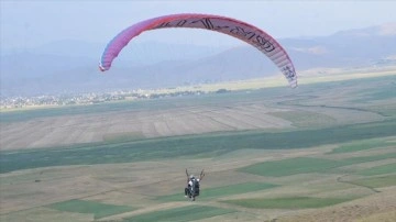 Yamaç paraşütü eğitmenleri şehit oğlunun uçma hayalini gerçekleştirdi