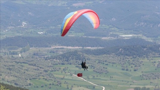 Yamaç paraşütü tutkunları, 19 Mayıs'ı Abant semalarında kutladı
