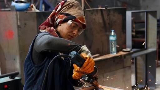 Yangın dolabı imalathanesinde kaynak ve zımpara işleri kadınlardan soruluyor