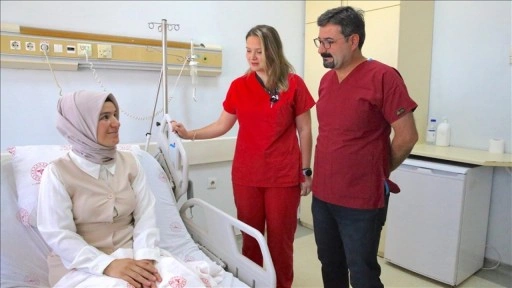 Yanlış yerdeki paratiroit ve boynundaki kanserli tiroit bezlerinden 6 saatlik operasyonla kurtuldu