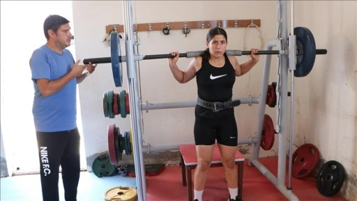 "Yapamazsın" diyenlere inat gülle atmada Türkiye şampiyonu oldu