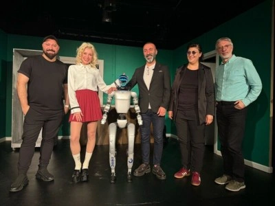 Yapay zeka destekli insansı robot, İstanbul'da tiyatro sahnesine &ccedil;ıkacak