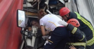 Yaralı kamyon sürücüsü 1 saatlik çaba ile kurtarıldı