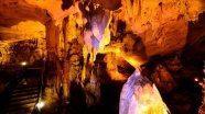 Yarasalı mağarada buruk bir aşk öyküsü gizli