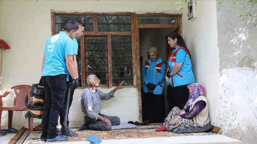 Yardıma koştukları yaşlı ve kimsesizlerin "evlatları" oldular