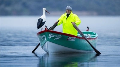 Yaren leylek g&ouml;l manzaralı yuvasının bulunduğu Bursa'ya 15'inci yılında da geldi