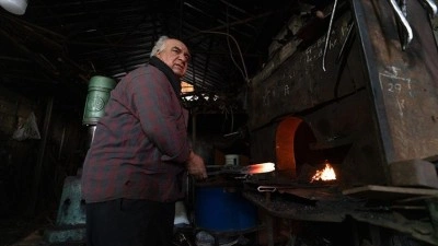 Yarım asrı aşkın s&uuml;redir d&ouml;vd&uuml;ğ&uuml; demiri tarım aletlerine d&ouml;n&uuml;şt&uuml;r&uuml;yor