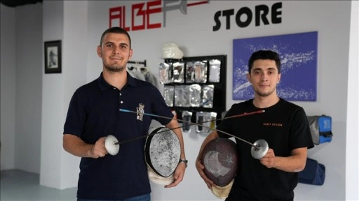 Yarışmada birbirine rakip olan 2 genç eskrim sporcusu yerli üretime geçip ihracata başladı