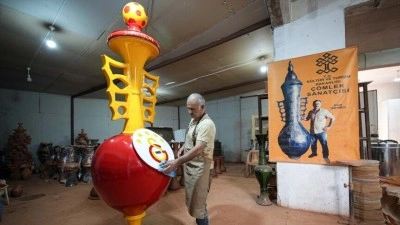 'Yaşayan insan hazinesi' &ccedil;&ouml;mlek&ccedil;iden Galatasaray'a 3 metrelik şampiyonluk vazosu