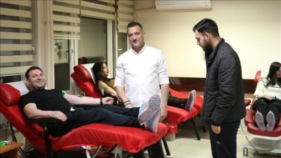 Yasin &ouml;ğretmen kanser tedavisi g&ouml;ren &ccedil;ocuklara kan bağışı i&ccedil;in yoğun mesaide