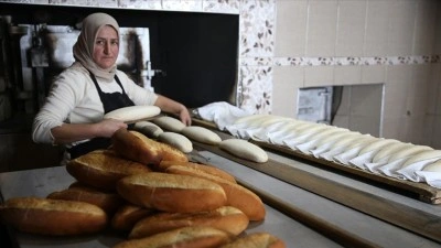 Yaylanın dumanı t&uuml;ten tek fırınında ekmekler kadın ustadan