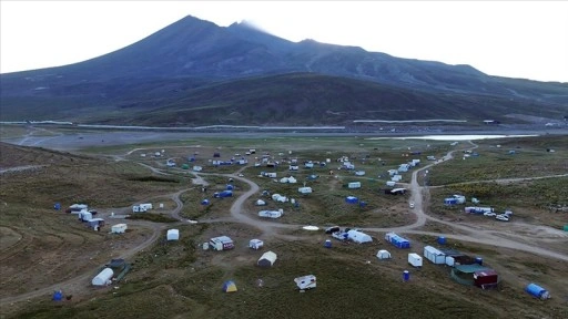 Yaz aylarında serinlemek için Erciyes'e çıkıyorlar
