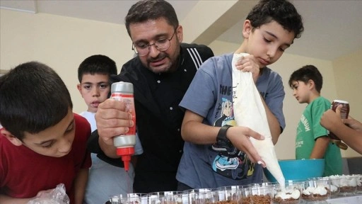 Yaz tatilinde öğrencilere gönüllü gastronomi dersi veriyor