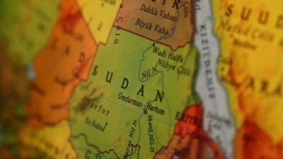 Yemen h&uuml;k&uuml;metine yakın g&uuml;&ccedil;ler, Kızıldeniz'de saldırıya uğrayan bir y&uuml;k gemisinin battığını duyu