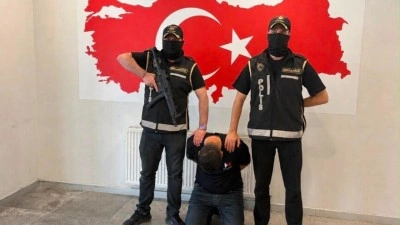 Yeni nesil su&ccedil; &ouml;rg&uuml;tleriyle irtibatlı ş&uuml;pheli Azerbaycan'da yakalanarak T&uuml;rkiye'ye getiril