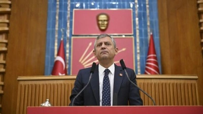 Yeni Partinin kuruluş evraklarını imzalayan &Ouml;zg&uuml;r &Ouml;zel, CHP'den istifa etti