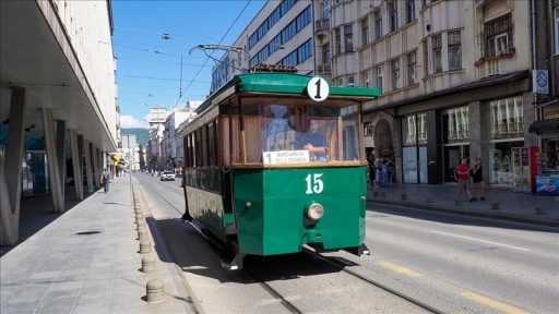 Yeniden faaliyete geçen Saraybosna'nın 130 yıllık tramvayı, yolcularına nostaljik anılar yaşata