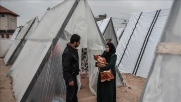 Yerinden edilmiş Gazzeli hamile kadınlar, derme çatma çadırlarda doğum yapmak zorunda kalıyor