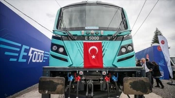 Yerli ve milli imkanlarla geliştirilen E5000 tip elektrikli lokomotif raylara indiriliyor