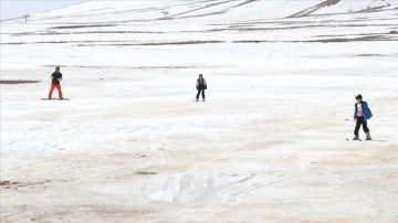 Yerli ve yabancı turistler Erciyes'te baharda kayak keyfi yaşıyor