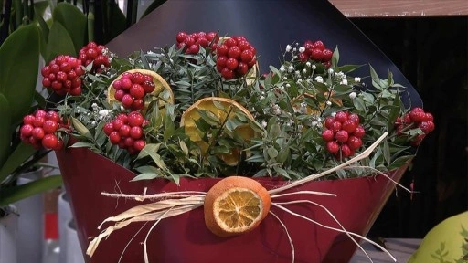 Yılbaşının simgelerinden "kokina &ccedil;i&ccedil;eği" tezgahlarda alıcısını bekliyor