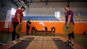 Yıldız kadın halterciler, Avrupa Şampiyonası'nda altın madalya için çalışıyor