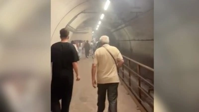 Yıldız-Mahmutbey Metro Hattı'ndaki arıza nedeniyle yolcular t&uuml;nel i&ccedil;inde y&uuml;r&uuml;d&uuml;
