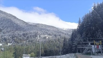 Yıldıztepe Kayak Merkezi'nde mayısta kar yağışı etkili oldu