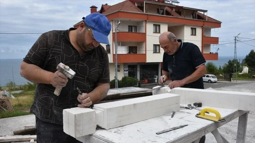 Yılın ahisi seçilen taş oyma ustası, mesleğini oğullarıyla sürdürüyor
